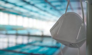 Schwimmhalle mit einer FFP2-Maske