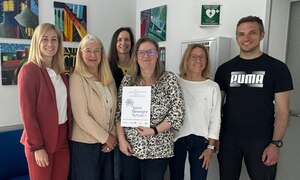Gruppenfoto bei der Übergabe der Urkunde für die Sporbewegte Schule Saar
