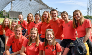 eine gruppe  sportlerinnen