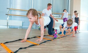 Kinder turnen in der Sporthalle
